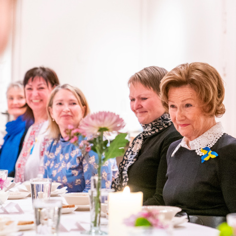 The Queen meets Ukrainian refugees